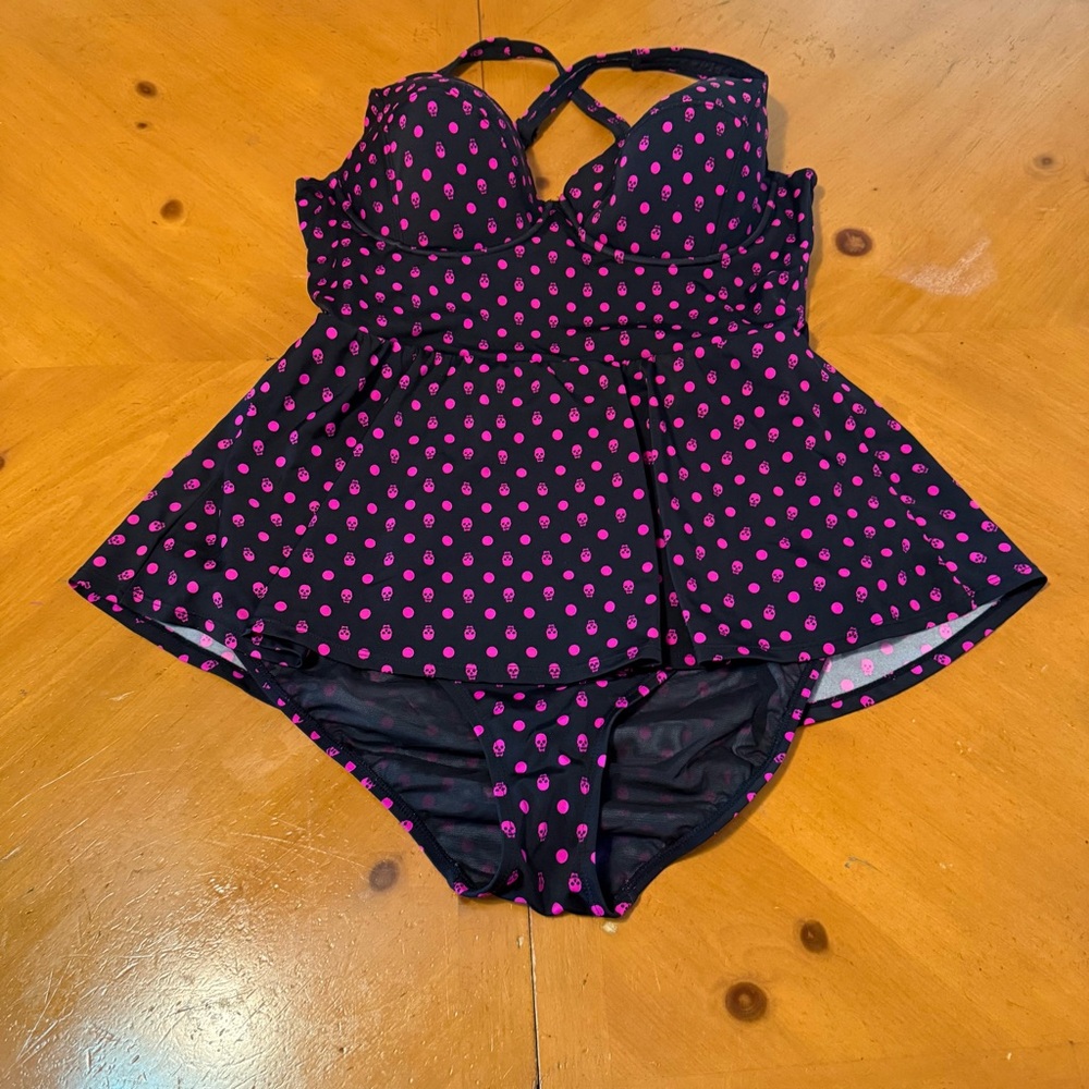 Torrid Black & Pink Skull Dot Print Peplum One Piece Swimwear Sz 1 Pin-up Goth - Picture 3 of 16